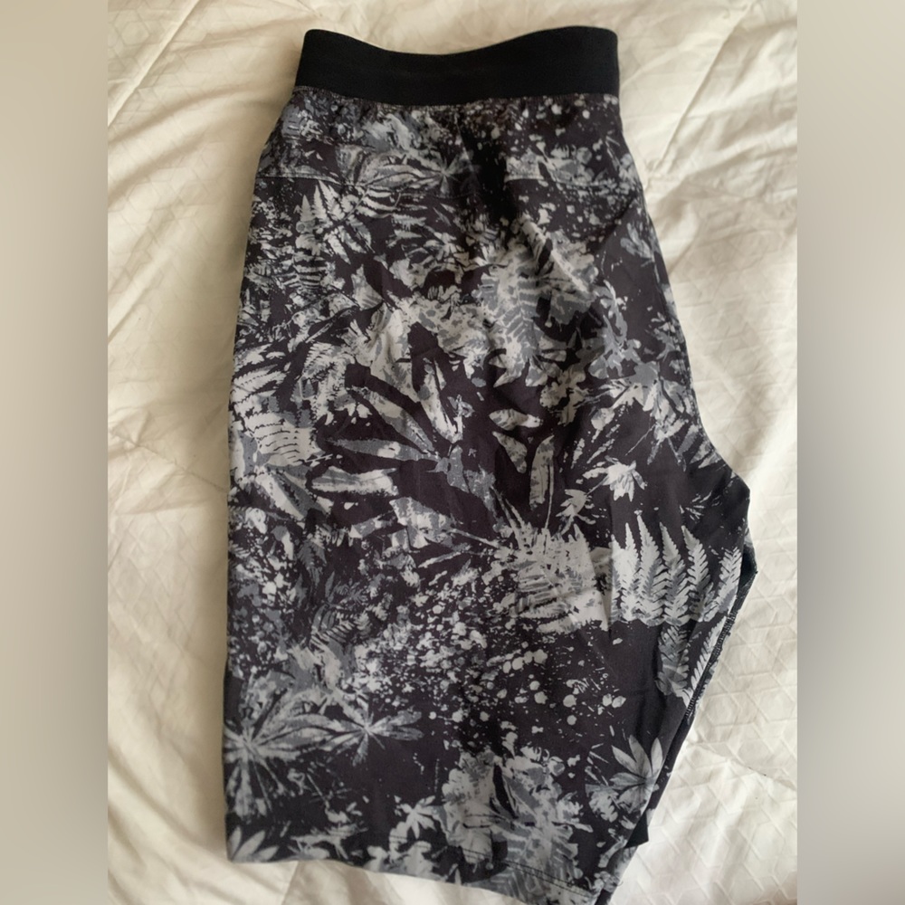 Lululemon License to train shorts Lined 7” size L